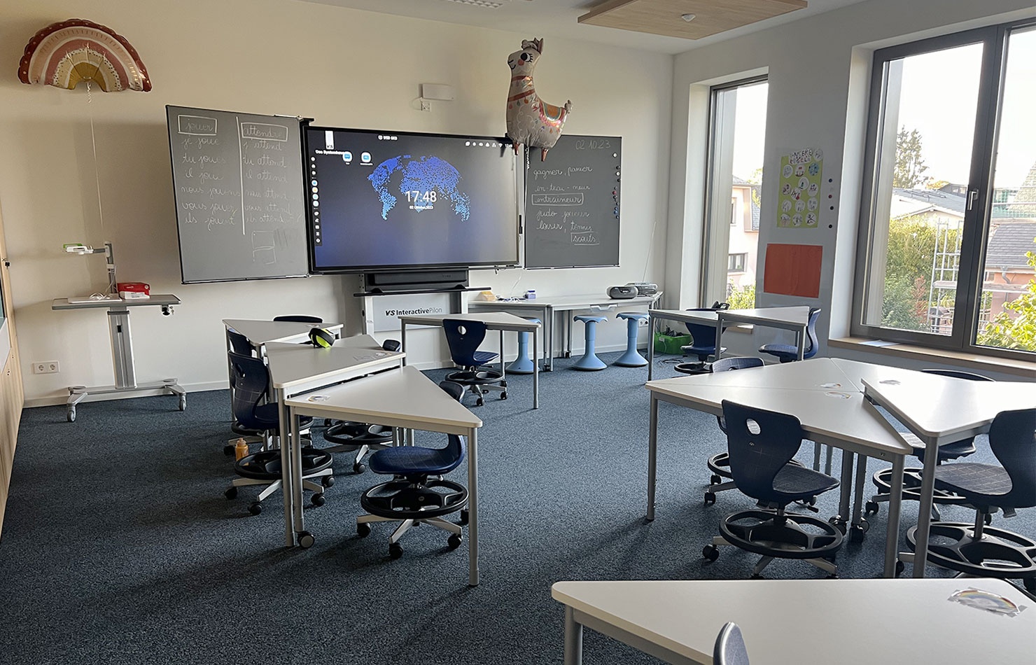 Salle de classe avec tableau interactif